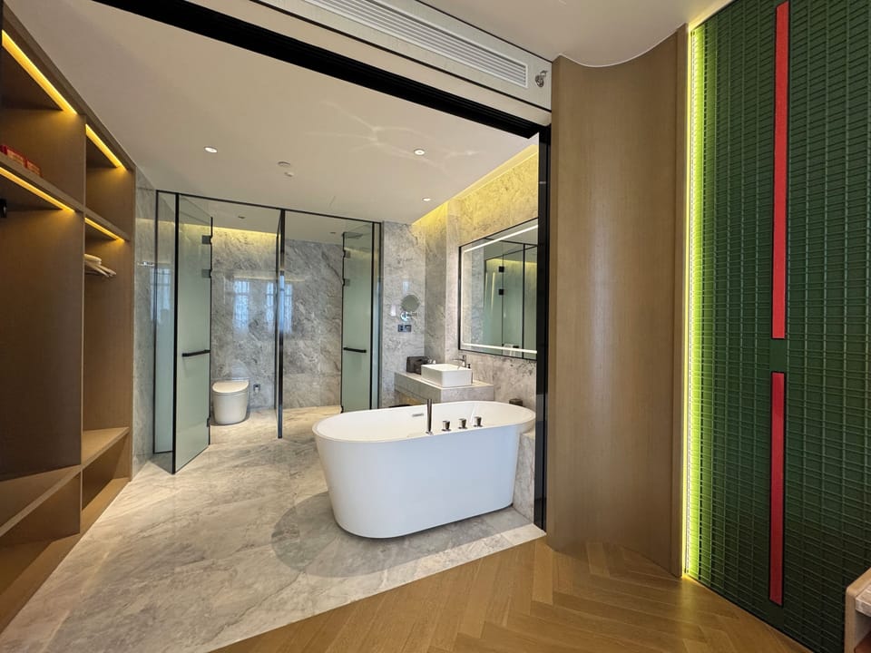 Executive Suite, 1 King Bed, Non Smoking, Housekeeping | Bathroom | Hair dryer, towels, shampoo, toilet paper