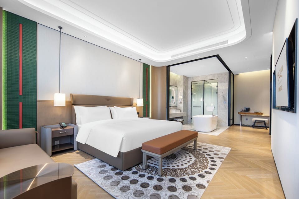 Executive Suite, 1 King Bed, Non Smoking, Housekeeping | WiFi (free), bed sheets