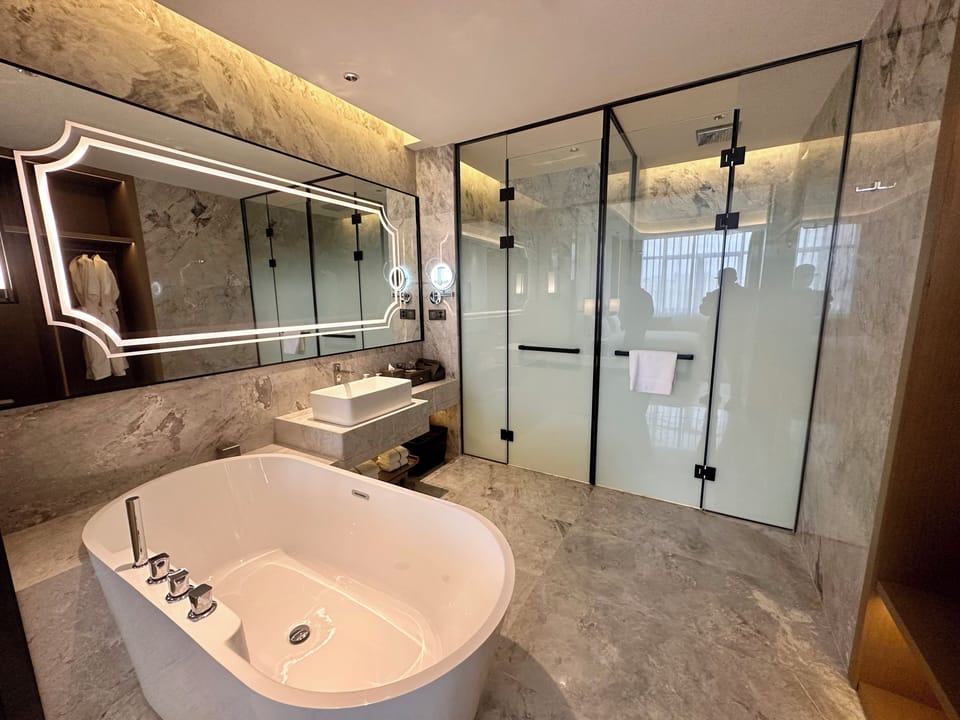 Luxury Double Room, 1 King Bed, Non Smoking | Bathroom | Hair dryer, towels, shampoo, toilet paper
