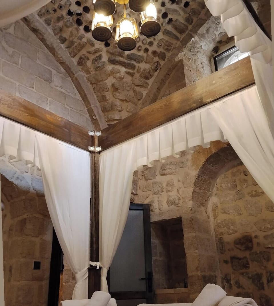 Suite | Free WiFi, bed sheets