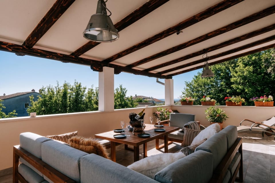 Standard Villa, 3 Bedrooms, 2 Bathrooms (Istrian Villa Beatrice near Pula) | Outdoor dining