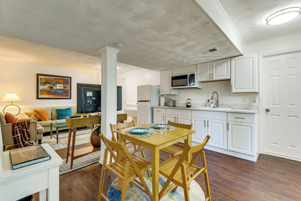Kitchen & Dining Area