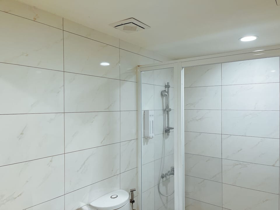 Shower, hair dryer, towels, shampoo