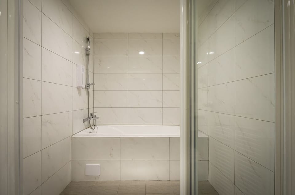 Superior Room | Bathroom | Shower, hair dryer, towels, shampoo