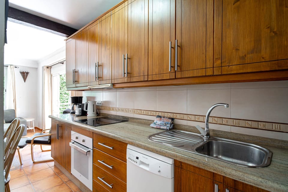 Microwave, dishwasher, coffee/tea maker, cookware/dishes/utensils