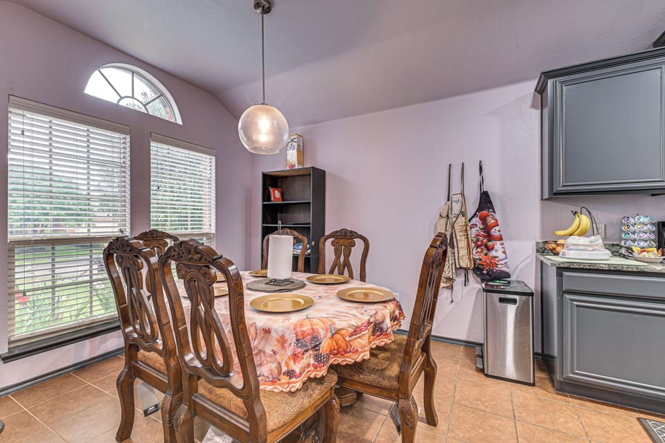 Dining Area | Dishware/Flatware Provided