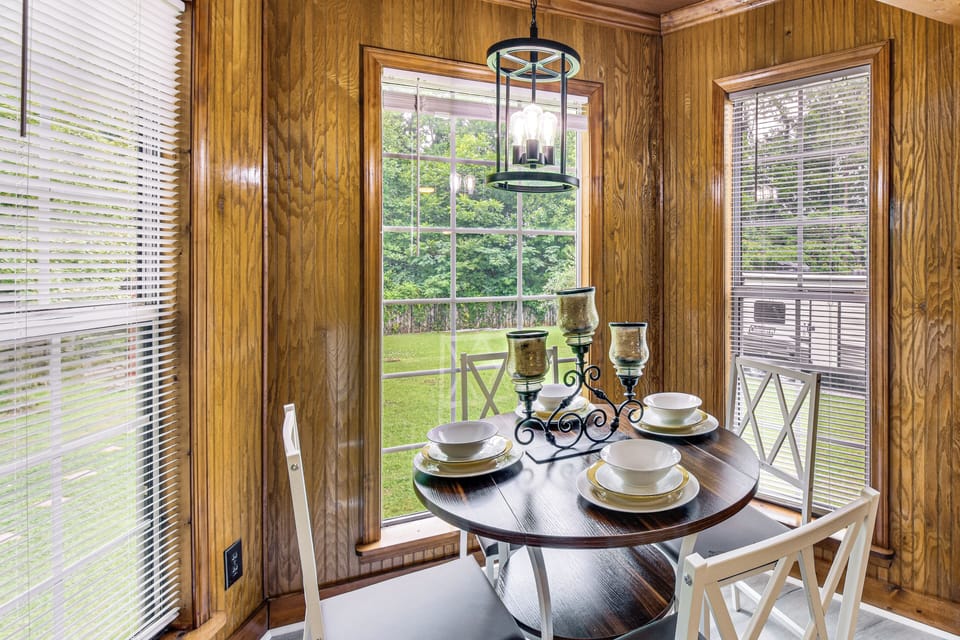 Dining Area | Dishes & Flatware Provided