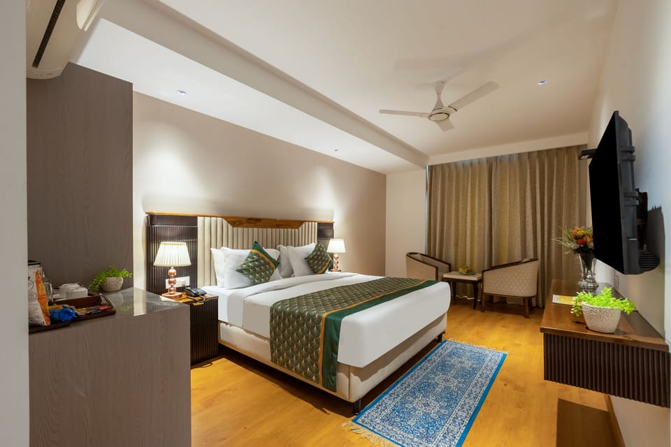 Deluxe Double Room | Desk, laptop workspace, soundproofing, iron/ironing board