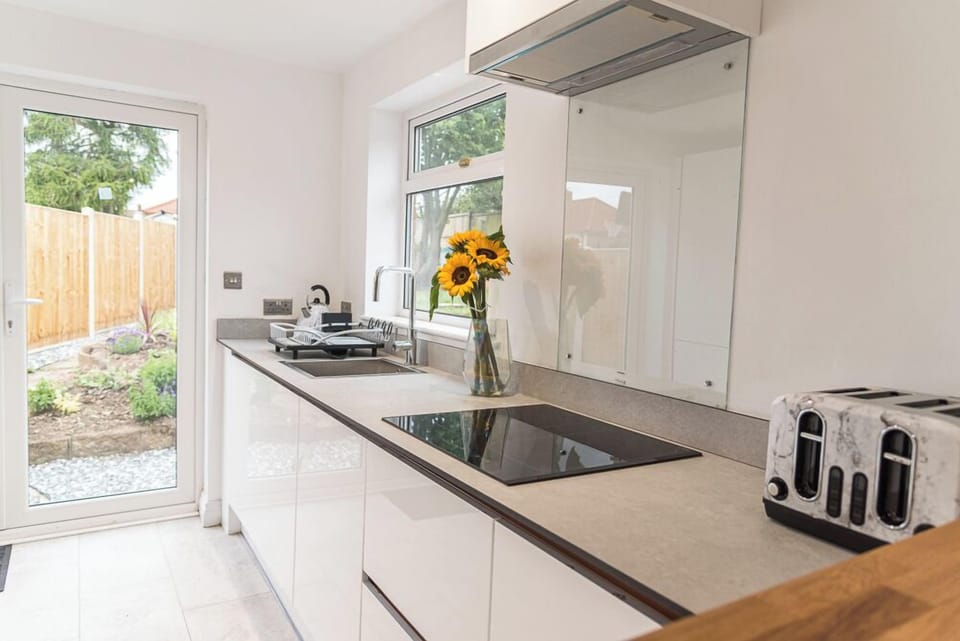 Hob and dishwasher for all your kitchen needs. 