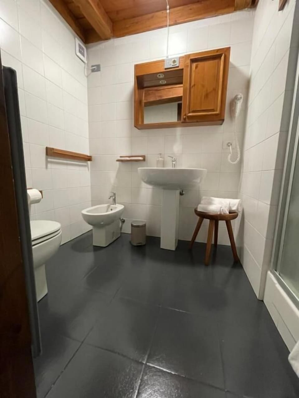 Standard Quadruple Room, Garden View | Bathroom | Shower, hair dryer, towels, soap