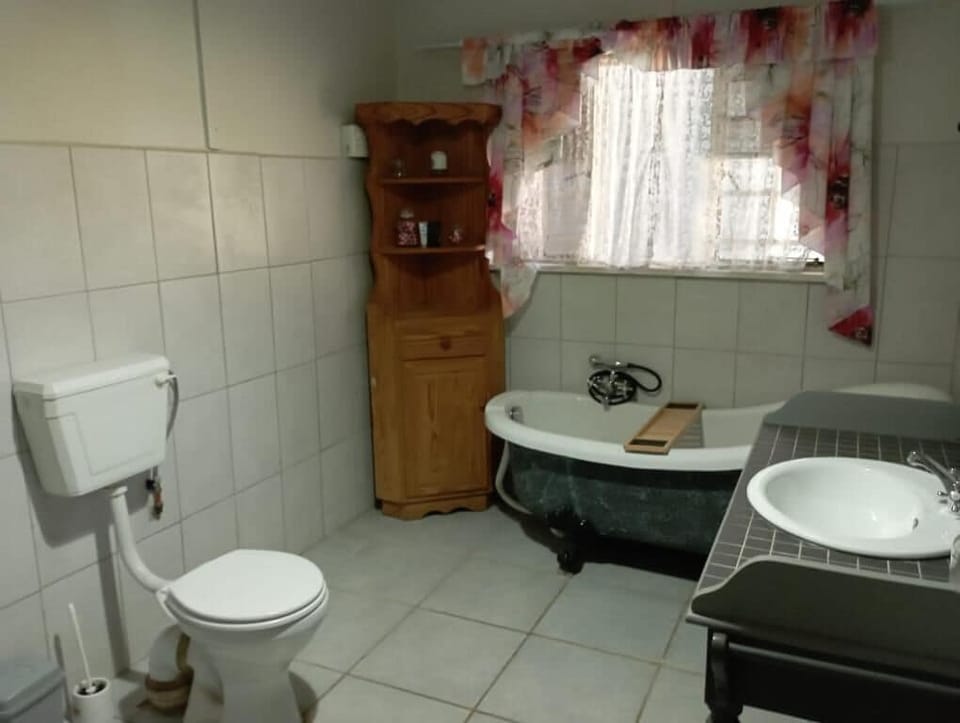 Classic Double or Twin Room, Multiple Beds, Non Smoking, Garden View | Bathroom | Shower, free toiletries, towels