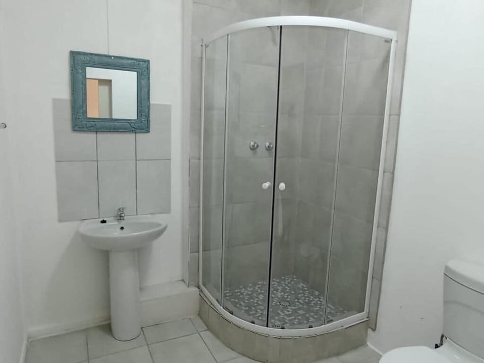 Classic Room, 1 King Bed, Non Smoking, Housekeeping | Bathroom | Shower, free toiletries, towels