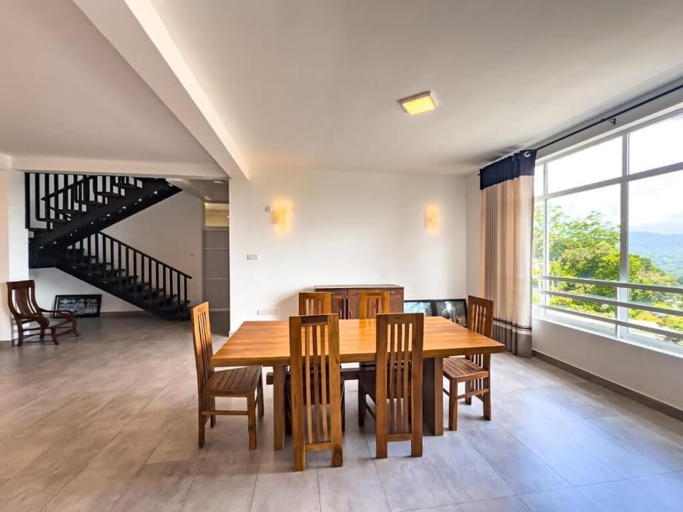 Deluxe Double Room, Balcony, Mountain View | Dining