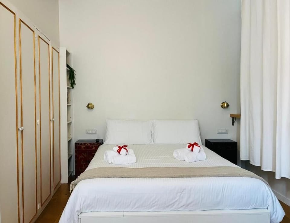 Deluxe Double Room, Balcony, City View | Soundproofing, iron/ironing board, WiFi (free)
