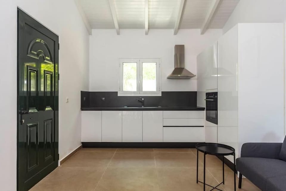 Apartment, Balcony, Courtyard View | Private kitchen | Electric kettle