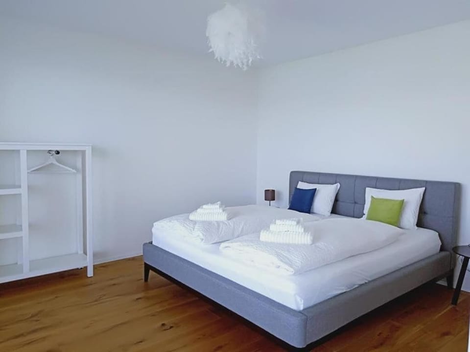Luxury Apartment, Lake View | Desk, laptop workspace, free WiFi