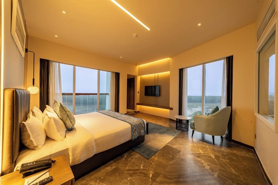 Junior Suite, Sea View | Desk, free WiFi
