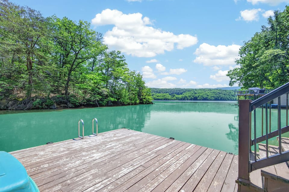Calm cove of the lake, for guests to enjoy!