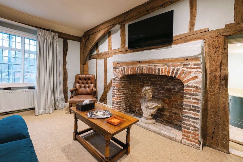 Superior Super King Room, Pear | Living area | TV