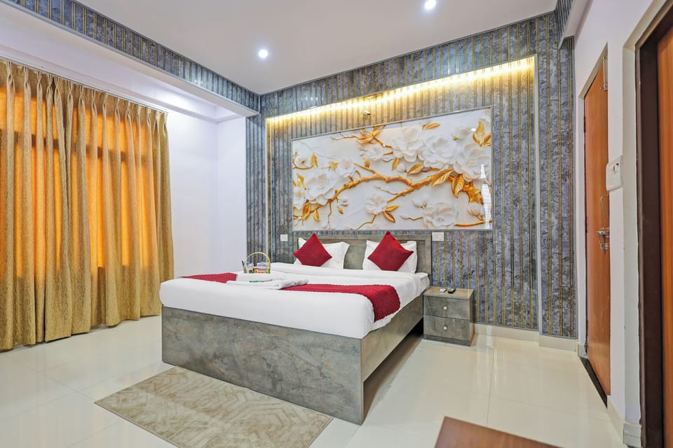 Desk, laptop workspace, free WiFi, bed sheets