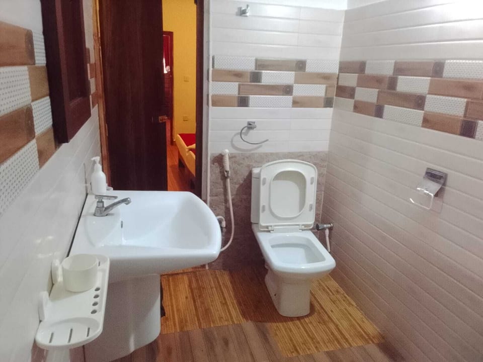 Deluxe Double Room, Patio, Lake View | Bathroom | Free toiletries, hair dryer, slippers, towels