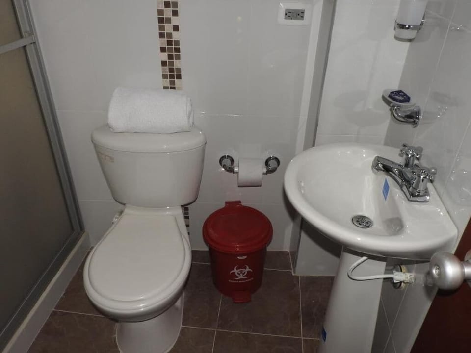 Standard Single Room | Bathroom | Shower, towels, toilet paper