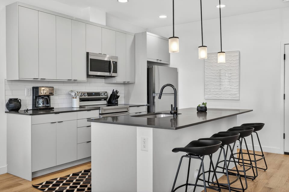 Comfort Townhome | Private kitchen | Full-size fridge, microwave, oven, stovetop