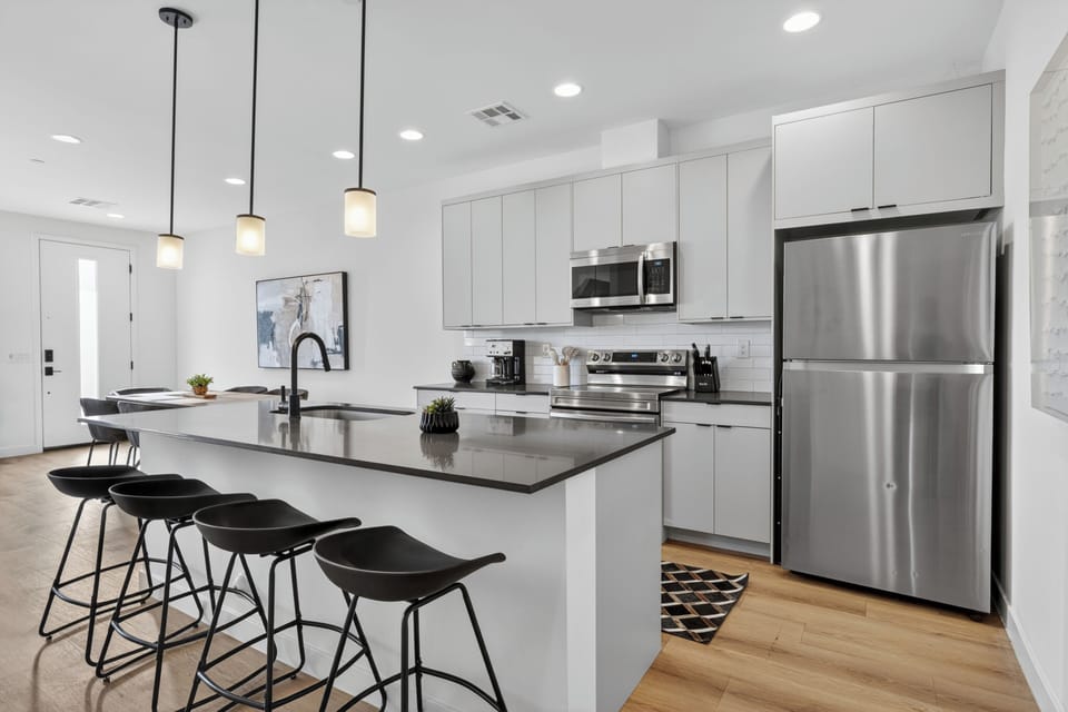 Comfort Townhome | Private kitchen | Full-size fridge, microwave, oven, stovetop