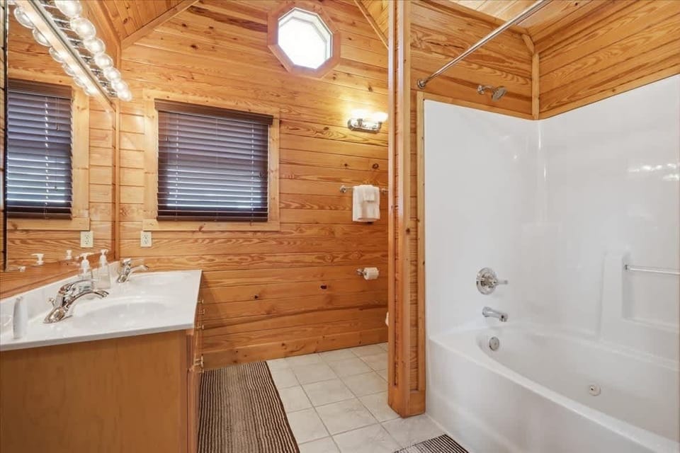 Upper Level En Suite Master Bathroom