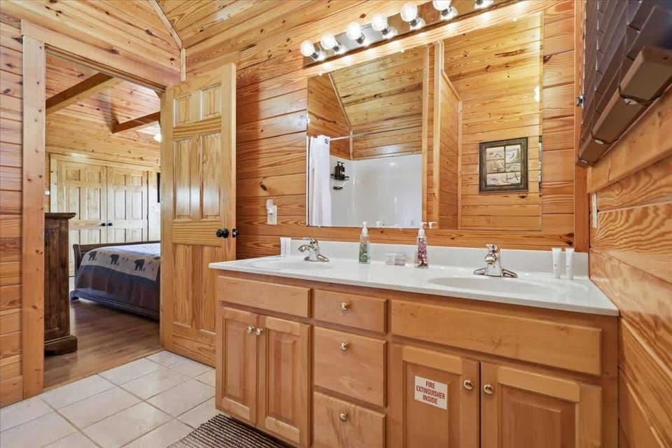Upper Level En Suite Master Bathroom
