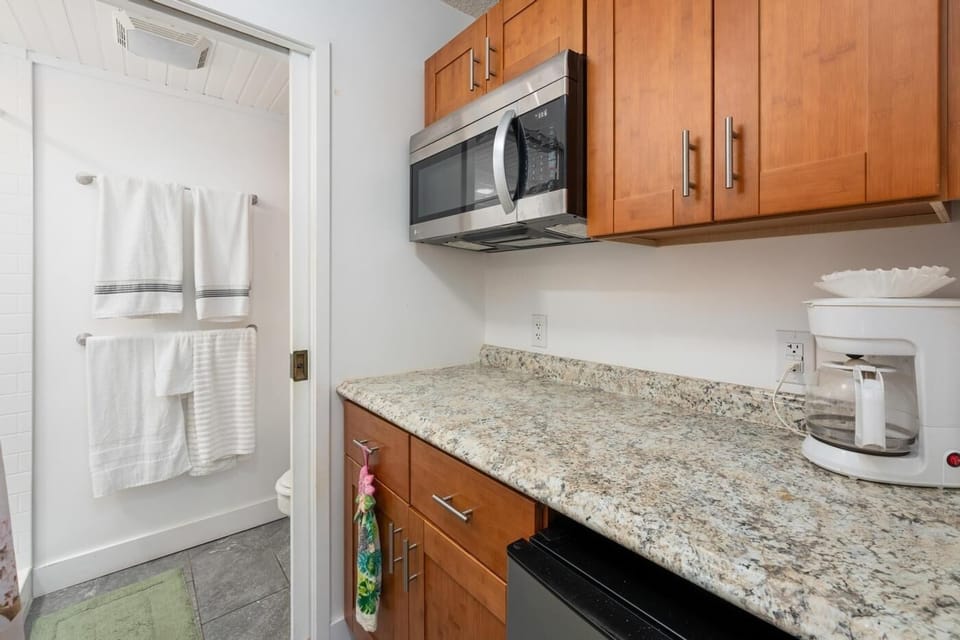 Studio | Private kitchen | Fridge, coffee/tea maker, toaster