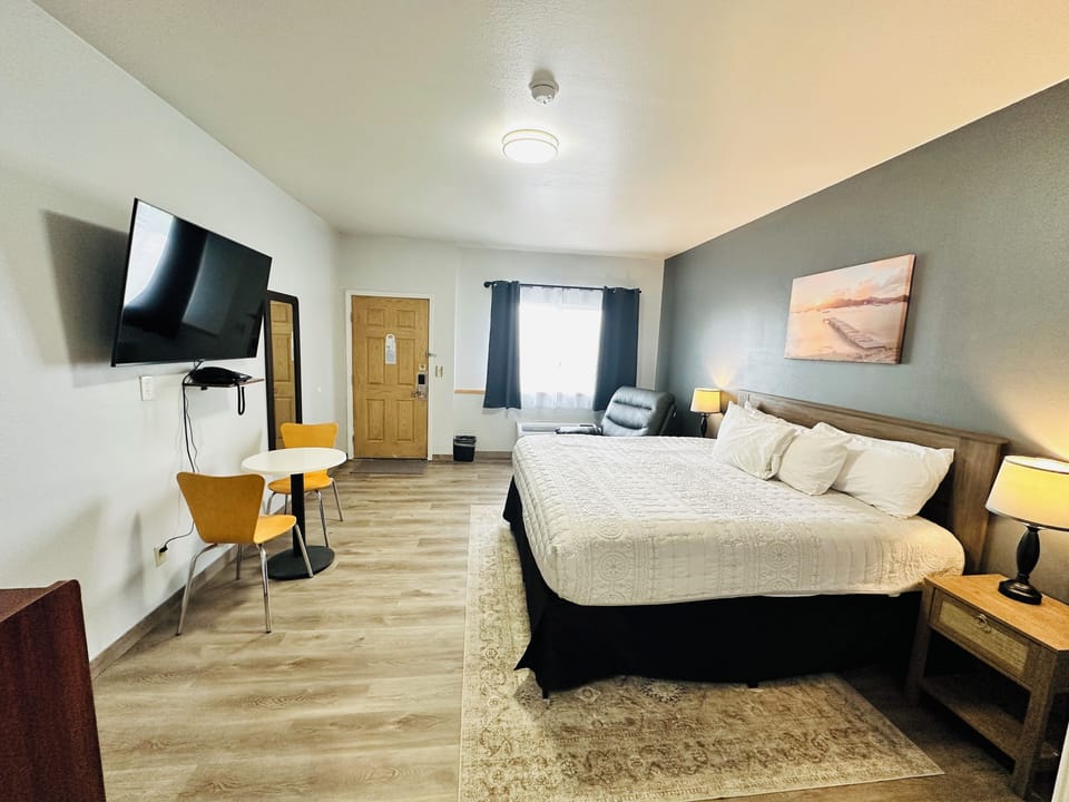 Standard Room, 1 King Bed, Hot Tub, City View | Desk, laptop workspace, soundproofing, WiFi (free)