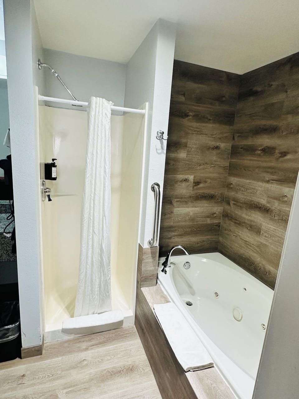 Standard Room, 1 King Bed, Hot Tub, City View | Bathroom | Slippers, towels, soap, shampoo