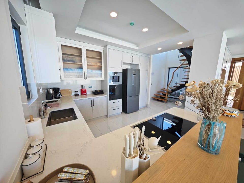 Luxury Villa, 4 Bedrooms, Private Bathroom, Marina View | Private kitchen | Full-size fridge, oven, stovetop, dishwasher