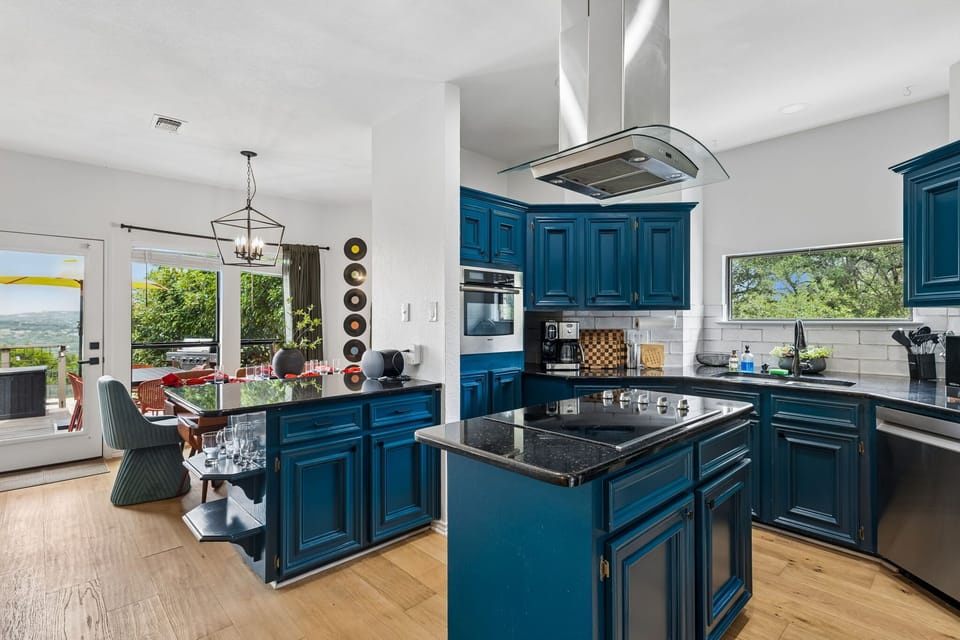 Spacious & Modern – Enjoy a well-equipped kitchen with premium appliances and ample cabinetry for all your cooking needs.
