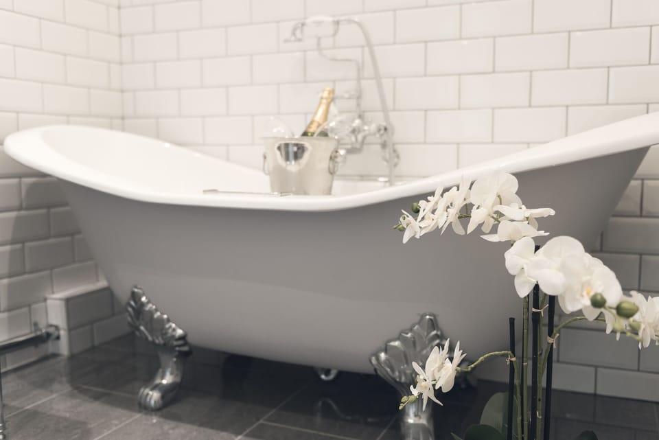 Deluxe Suite, 1 Double Bed, Non Smoking (View) | Bathroom | Combined shower/tub, free toiletries, hair dryer, towels