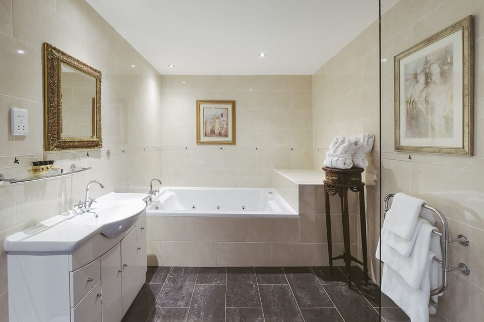 Superior Room, 1 Double Bed, Non Smoking | Bathroom | Combined shower/tub, free toiletries, hair dryer, towels