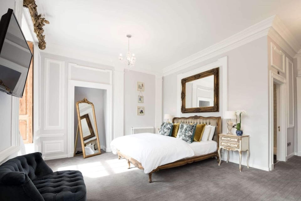 Deluxe Suite, 1 Double Bed, Non Smoking (View) | Individually decorated, individually furnished, desk, blackout drapes