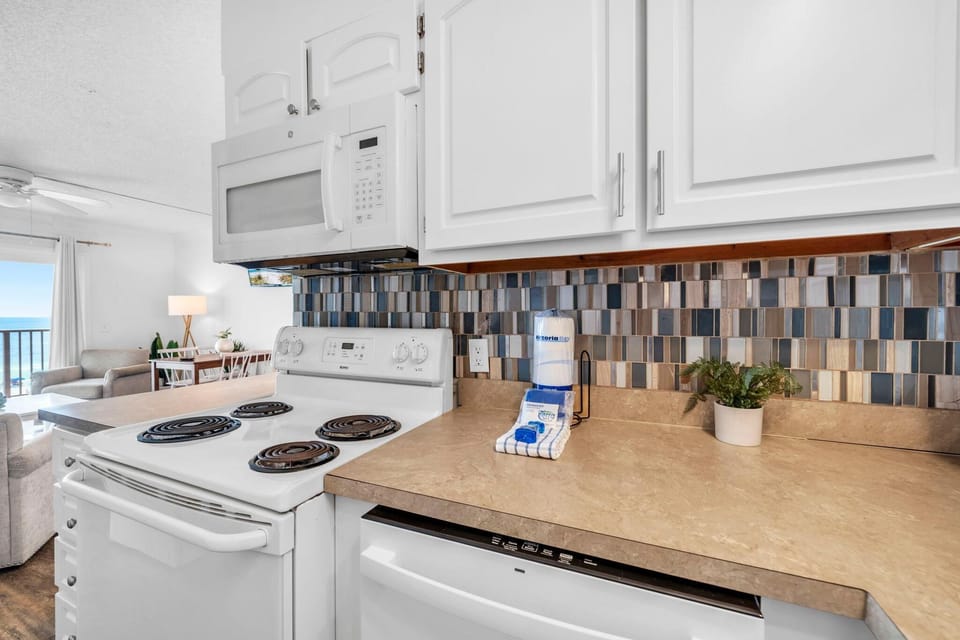 Condo, 1 King Bed with Sofa bed (The Summit 525) | Private kitchen