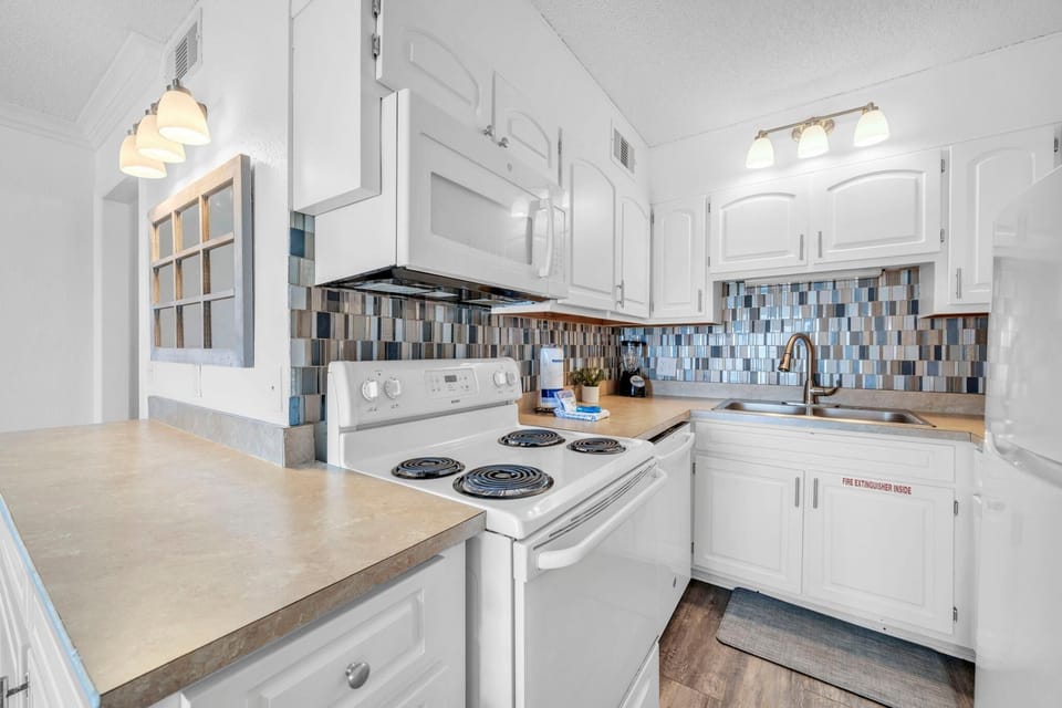 Condo, 1 King Bed with Sofa bed (The Summit 525) | Private kitchen