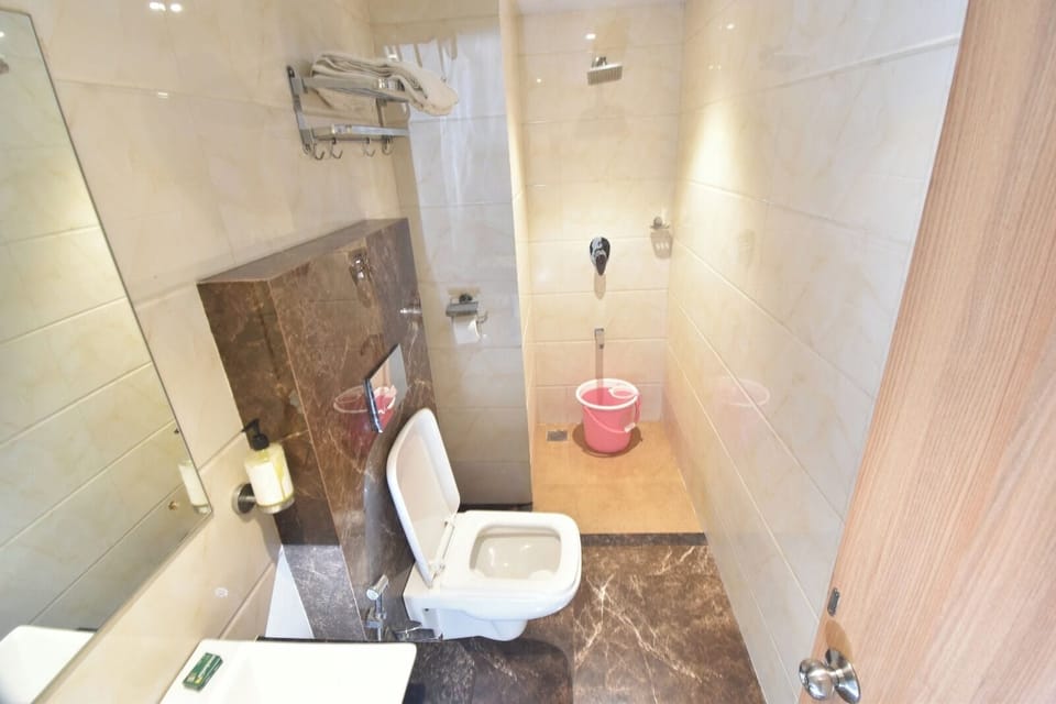Deluxe Double Room | Bathroom | Shower, towels, soap, toilet paper