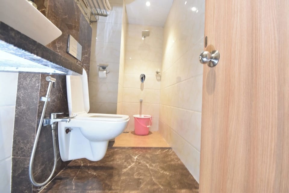 Deluxe Double Room | Bathroom | Shower, towels, soap, toilet paper