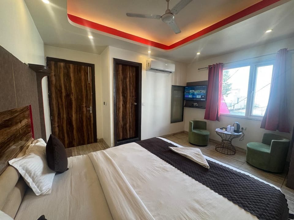 Deluxe Double Room | In-room safe, desk, soundproofing, iron/ironing board