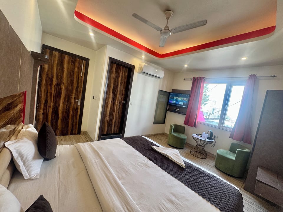 Classic Double Room | In-room safe, desk, soundproofing, iron/ironing board