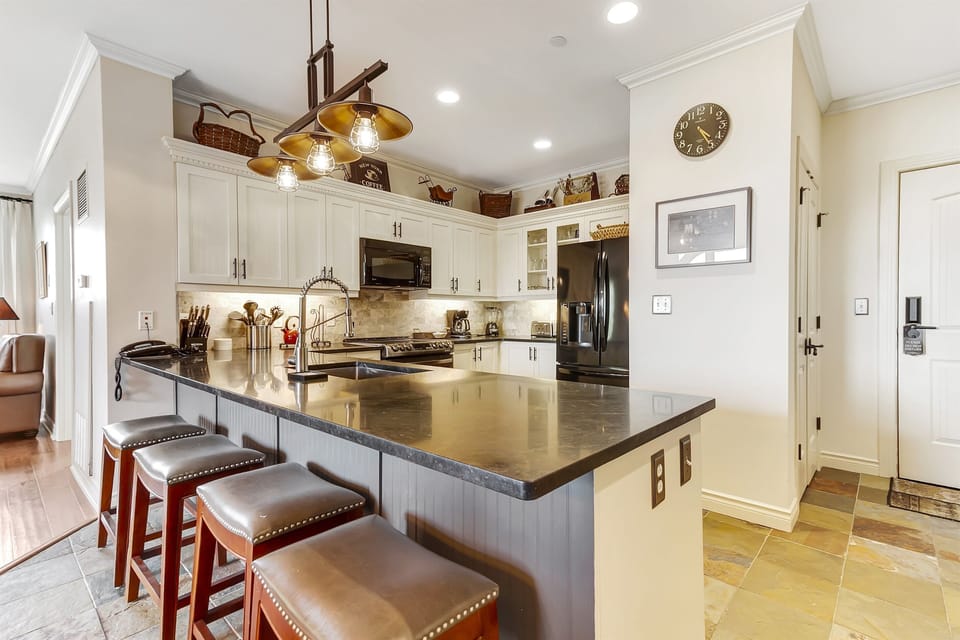 Kitchen Island bar with 4 stools