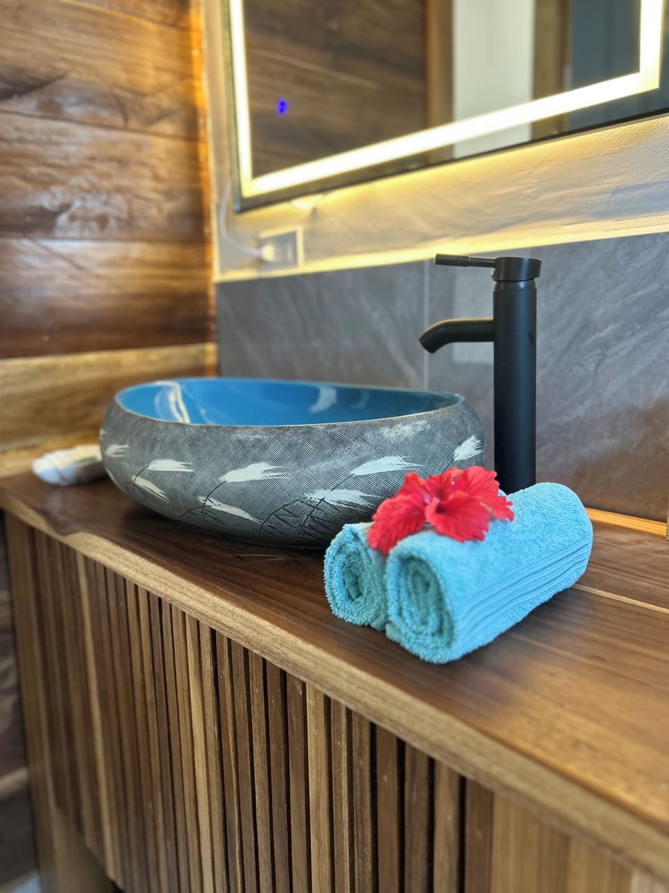 Deluxe Double Room, Sea View | Bathroom | Hair dryer, towels, soap, shampoo