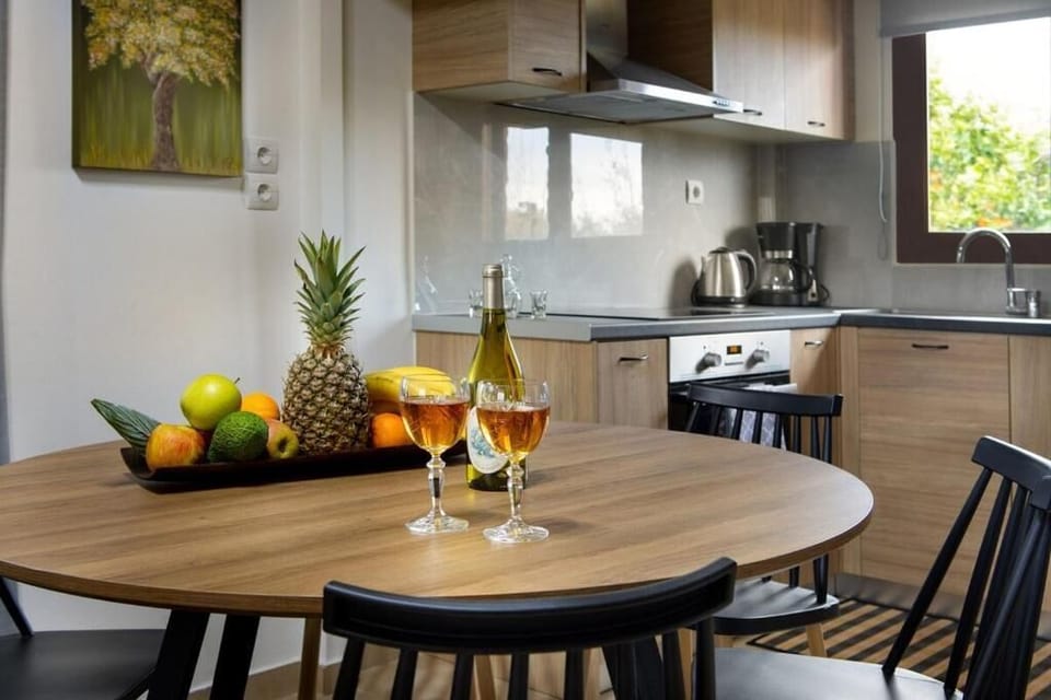 House, 4 Bedrooms, Patio, Garden View | In-room dining
