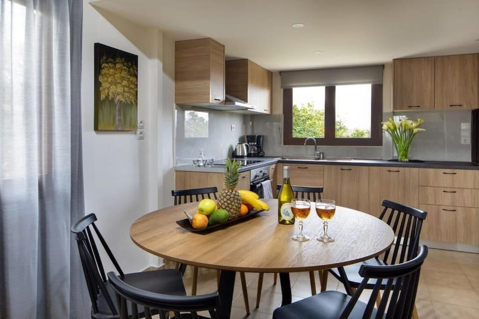 House, 4 Bedrooms, Patio, Garden View | Private kitchen | Coffee/tea maker, electric kettle