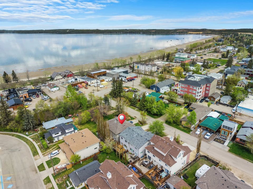 Walkable Sylvan Lake Family Stay