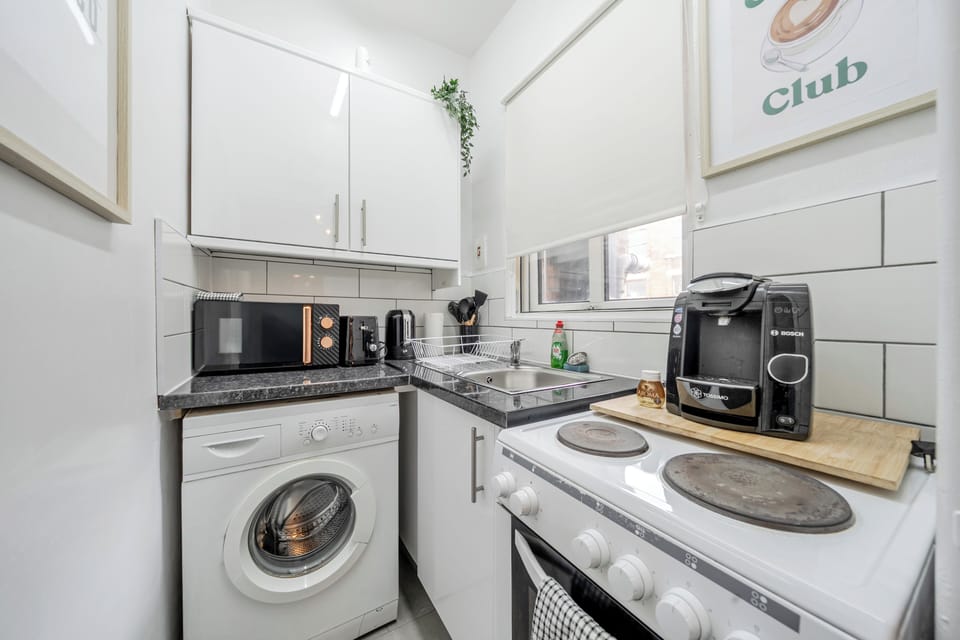 One-Bedroom Deluxe Apartment5 City Cent Manchester | Private kitchen | Espresso maker, coffee/tea maker, full-size fridge, microwave